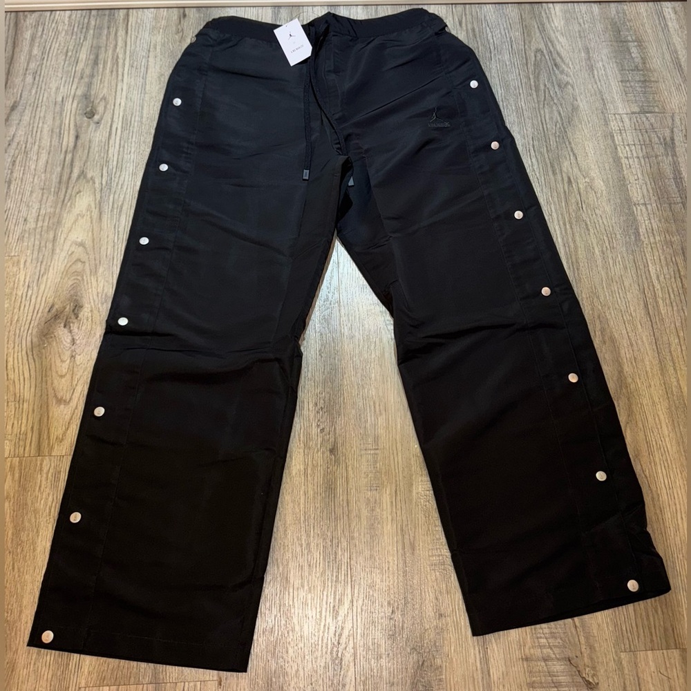 A MA MANIÉRE X JORDAN BRAND SNAP TRACK PANTS
DV7458-010